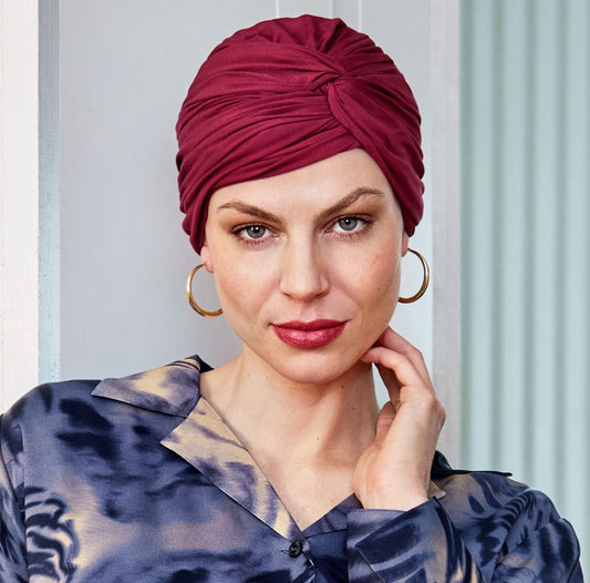 Bonnet chimio plissé avec torsade, confortable et stable, conçu pour un maintien optimal après une alopécie ou pelade.

