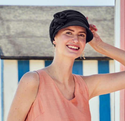 Casquette chimio en bambou avec large visière et pans longs, idéale pour protéger le cuir chevelu après une alopécie, avec UPF 50+ pour l'été.