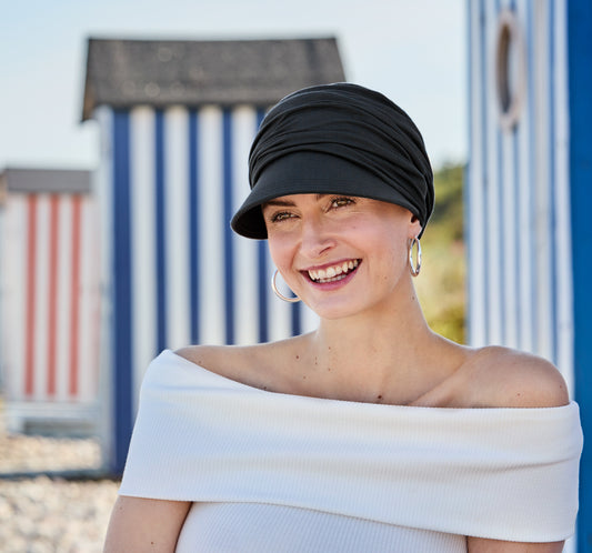 Cette casquette chimio en bambou protège le cuir chevelu sensible après une alopécie ou une perte de cheveux, tout en offrant une protection solaire UPF 50+.