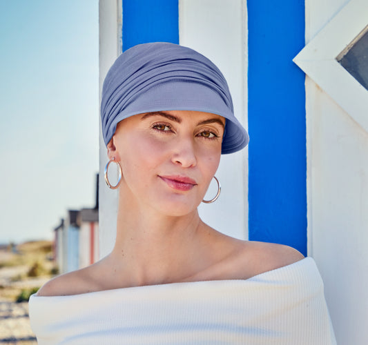 Cette casquette chimio en bambou protège le cuir chevelu sensible après une perte de cheveux ou une alopécie, tout en filtrant les UV.