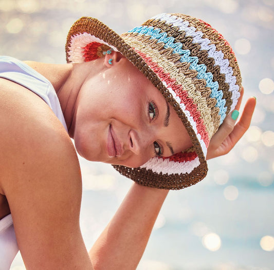 Chapeau de paille léger et coloré, idéal pour l'été, avec doublure en coton. La collection Viva se distingue par son esprit jeune et accessible, proposant des matières légères et confortables. Faciles à porter au quotidien et à assortir, les modèles de cette ligne garantissent un maintien optimal. Un parfait mélange d'élégance et de simplicité !