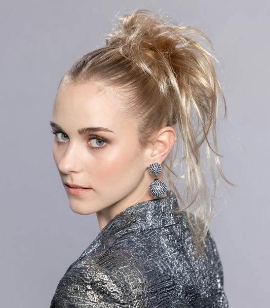 Extension Ouzo Power Pieces apportant un volume aérien et un effet coiffé-décoiffé, avec élastique souple et longueur modulable de 9 à 30 cm.