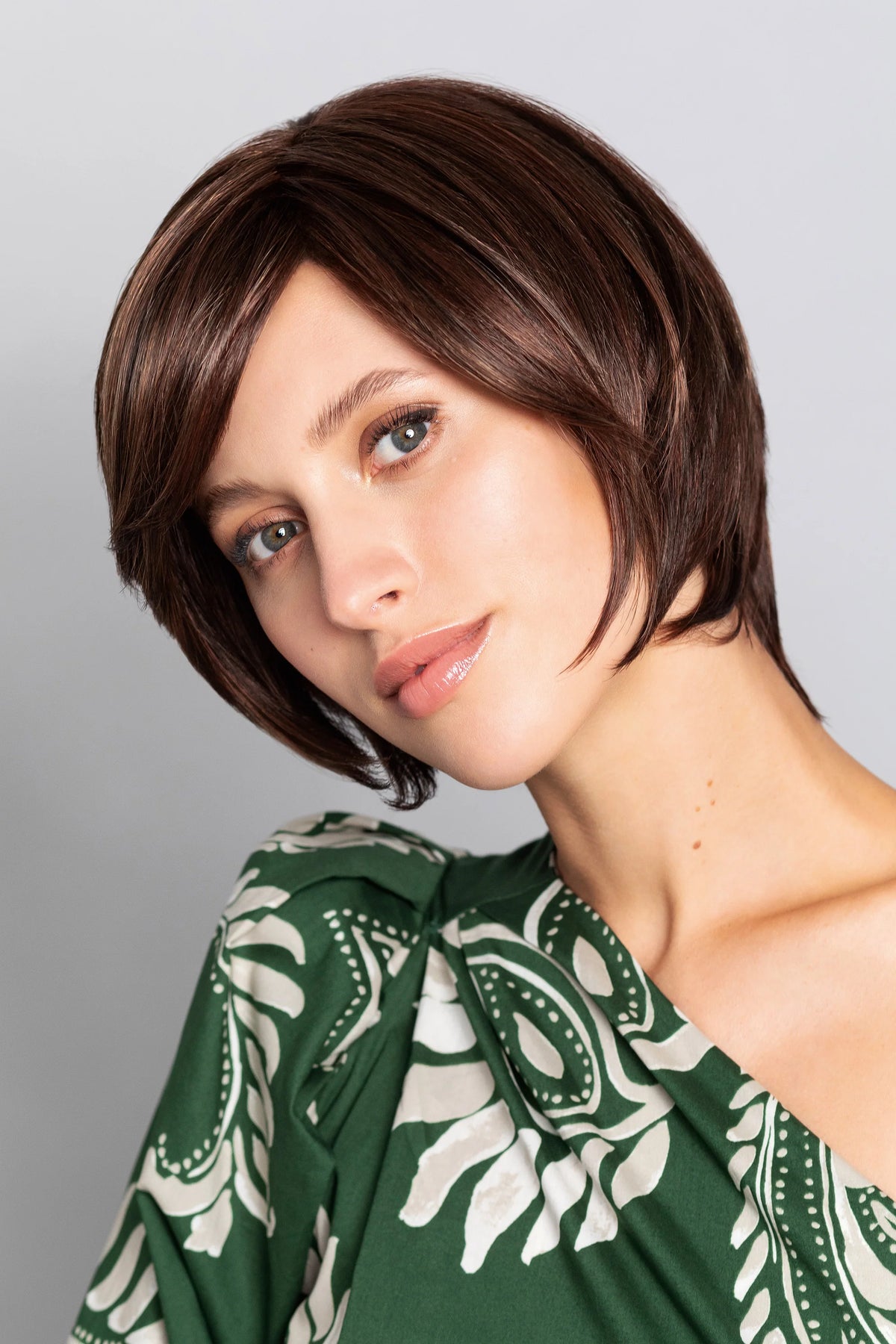 Perruque mi-longue Ashley Light Mono Lace Gisela Mayer portée, photo 3
