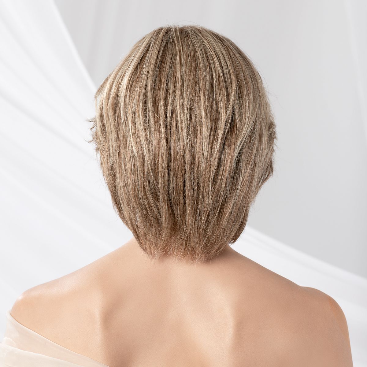 Perruque mi-longue Brilliance Plus Deluxe Ellen Wille portée, vue de dos