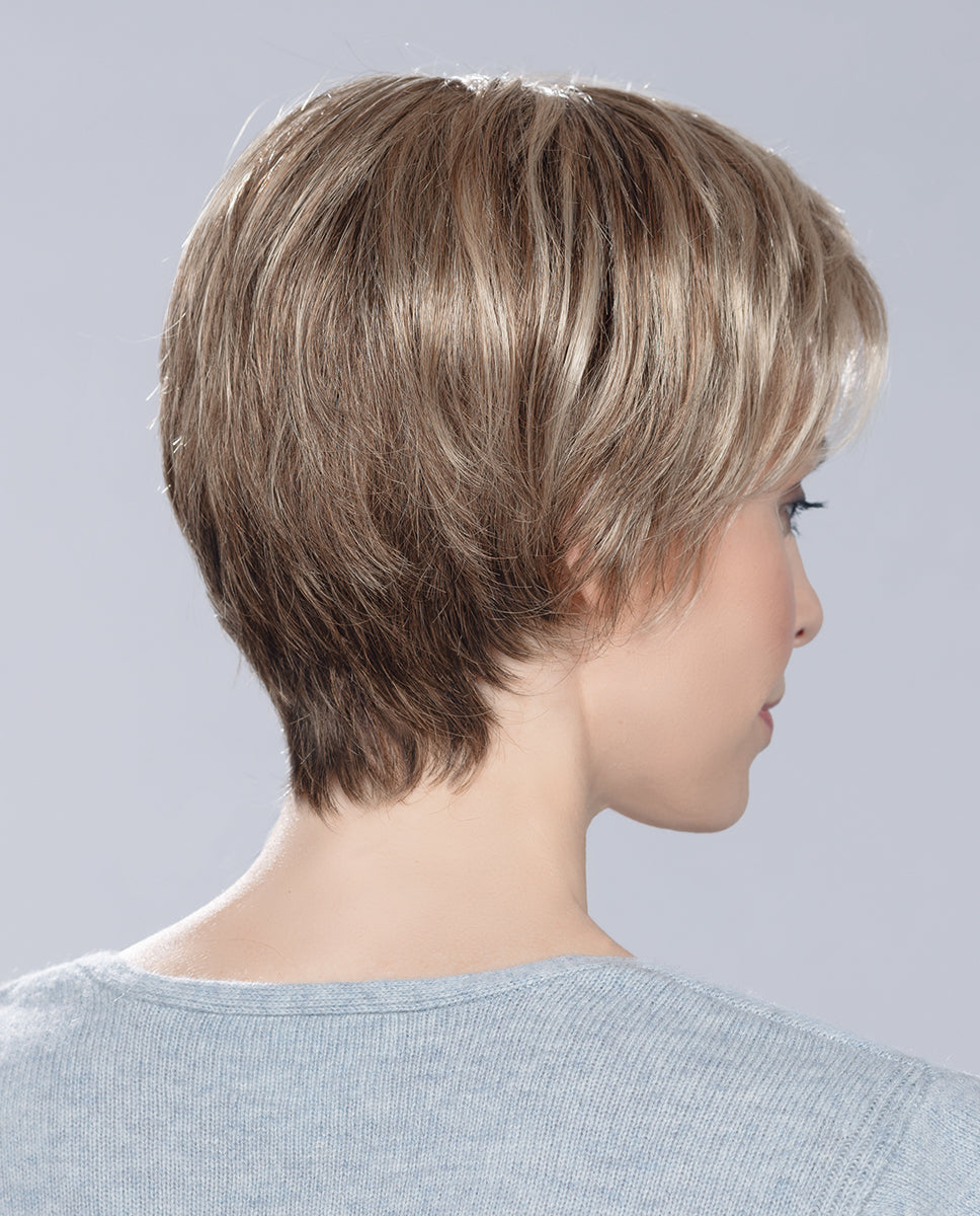 Perruque courte Cara 100 Deluxe Ellen Wille portée, vue de profil