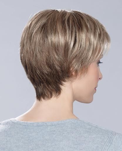 Perruque courte Cara 100 Deluxe Ellen Wille portée, vue de profil