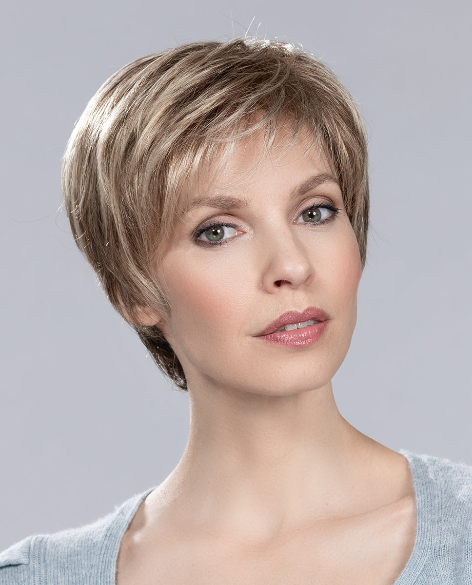 Perruque courte Cara 100 Deluxe Ellen Wille portée, vue de profil