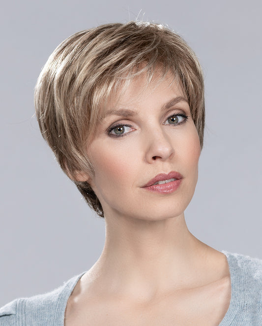 Perruque courte Cara 100 Deluxe Ellen Wille portée, vue de profil