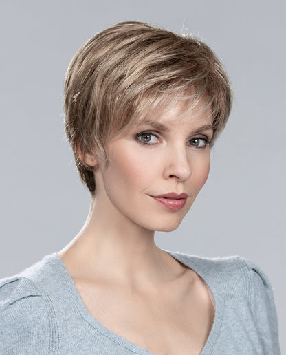 Perruque femme courte Cara 100 Deluxe Ellen Wille en fibre synthétique, coloris Dark Sand Mix