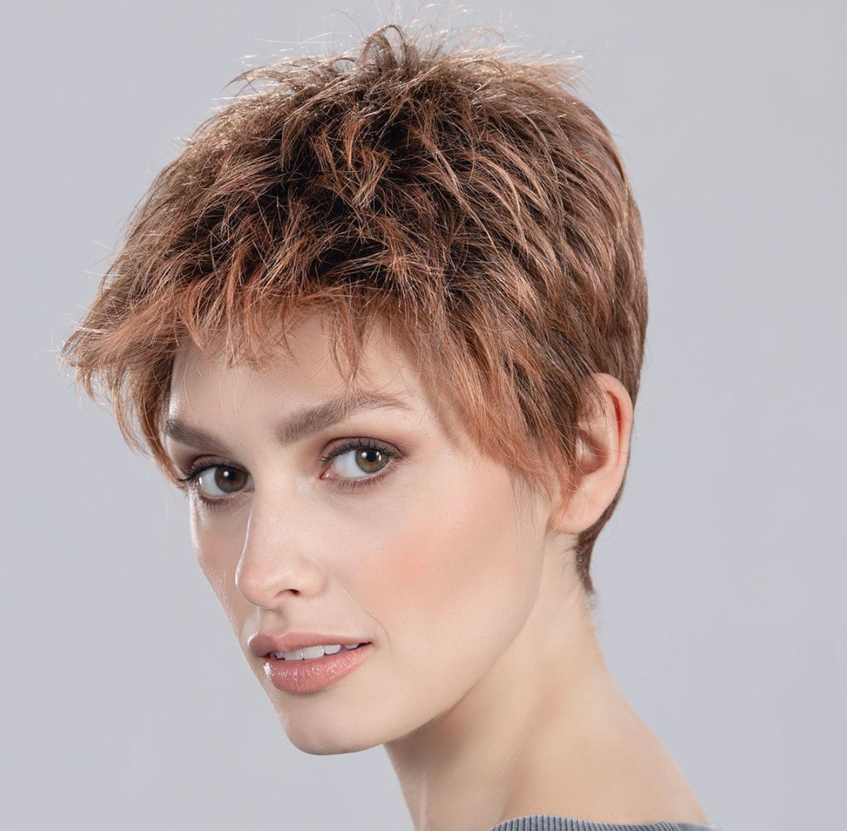 Perruque femme courte Chat Ellen Wille en fibre synthétique thermorésistante, coloris Rosewood Rooted