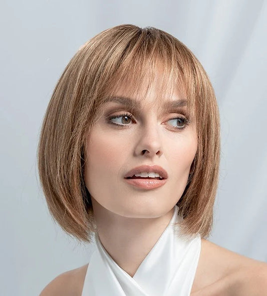 Perruque en cheveux naturels Mikado Mono de la collection Pure Power par Ellen Wille, coupe carré avec frange et finition tulle cinéma.