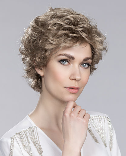 Perruque femme courte City Ellen Wille en fibre synthétique, coloris Sand Multi Rooted, pour alopécie et chimiothérapie