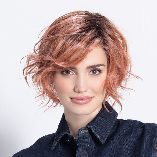 Perruque Cookie Mono Part Ellen Wille, coupe asymétrique ondulée, effet wavy naturel, fibre synthétique résistante à la chaleur, confort et finition discrète avec tulle cinéma.