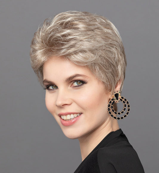 Perruque courte avec ondulations légères Anna Mono Lace de Gisela Mayer, collection Modern'Hair.