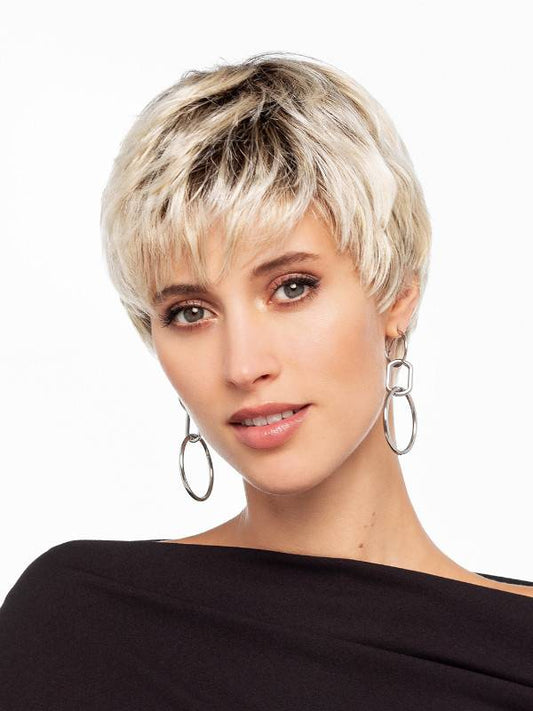 Perruque femme courte Date Gisela Mayer en fibre synthétique, coloris Light Blond Rooted, pour alopécie et chimiothérapie
