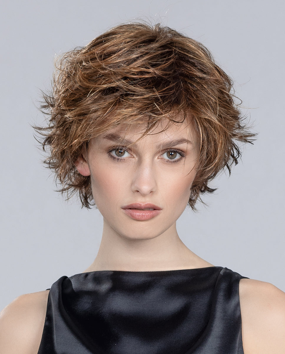 Perruque femme Date Large, parfaite pour un look frais et tendance. Sa coupe courte dégradée et effilée aux pointes apporte modernité et dynamisme, idéale pour les femmes souffrant de pelade ou d’alopécie. Pour accentuer le mouvement naturel de cette perruque, utilisez le Conditionneur spécialement conçu pour sublimer la coiffure.