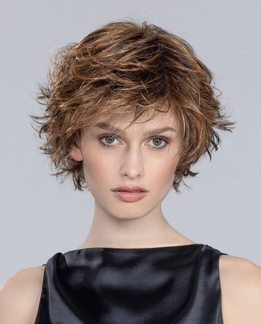 Perruque femme Date Large, parfaite pour un look frais et tendance. Sa coupe courte dégradée et effilée aux pointes apporte modernité et dynamisme, idéale pour les femmes souffrant de pelade ou d’alopécie. Pour accentuer le mouvement naturel de cette perruque, utilisez le Conditionneur spécialement conçu pour sublimer la coiffure.