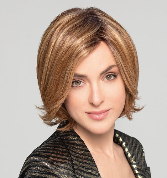 Perruque Duo Lady Gisela Mayer wigs – coupe mi-longue légère avec mèches rebiquées pour un effet naturel, composée de 30 % cheveux naturels et 70 % fibre synthétique résistante à la chaleur avec bonnet médical confortable
