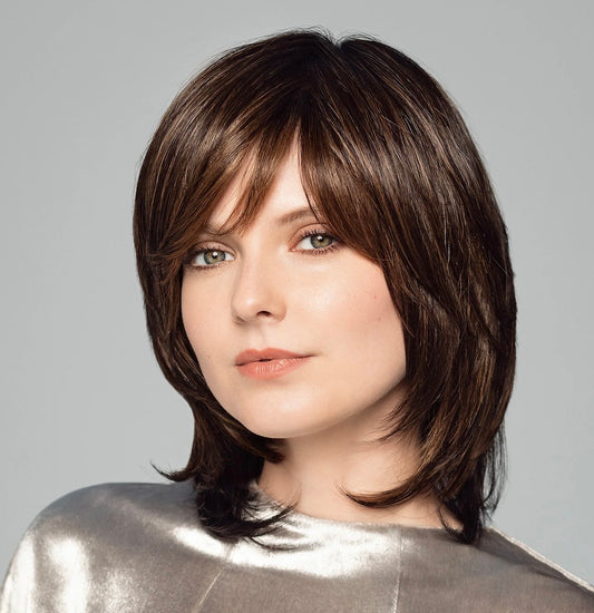 Perruque Duo Short Gisela Mayer wigs – coupe mi-longue au-dessus des épaules avec dégradé effilé et frange légère, mélange 30 % cheveux naturels et 70 % fibre synthétique résistante à la chaleur pour un look moderne et naturel