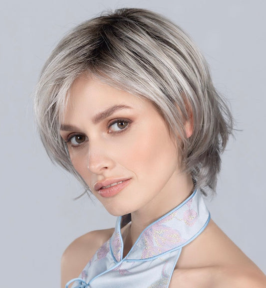 Perruque femme courte Easy Mono Part Ellen Wille en fibre synthétique, coloris Metallic Grey Rooted