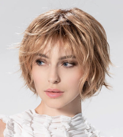 Perruque femme Escape Soft Hair Society, coupe courte dégradée alliant structure, légèreté et naturel. Réalisée à la main avec monofilament et bordure frontale invisible pour un rendu réaliste et élégant, presque indiscernable d’une vraie chevelure.