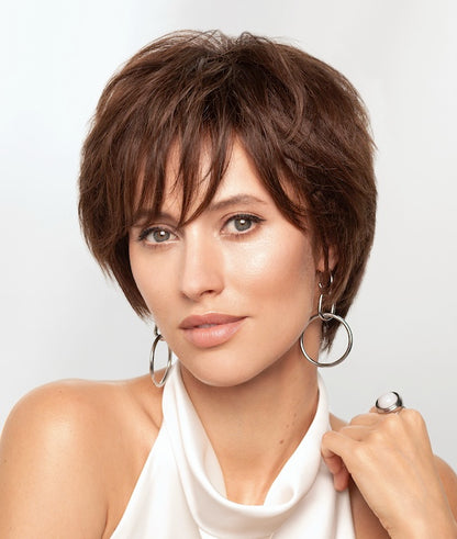 Perruque femme Euro Clic Gisela Mayer, coupe courte élégante et moderne. Réalisée en cheveux naturels de haute qualité pour un rendu ultra réaliste, doux et lumineux, apportant volume, mouvement et éclat naturel au visage.