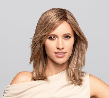 Perruque femme Euro Como Gisela Mayer, coupe mi-longue souple et harmonieuse au rendu naturel. Réalisée en cheveux naturels de haute qualité pour une allure élégante, un toucher soyeux et un mouvement fluide et vivant.