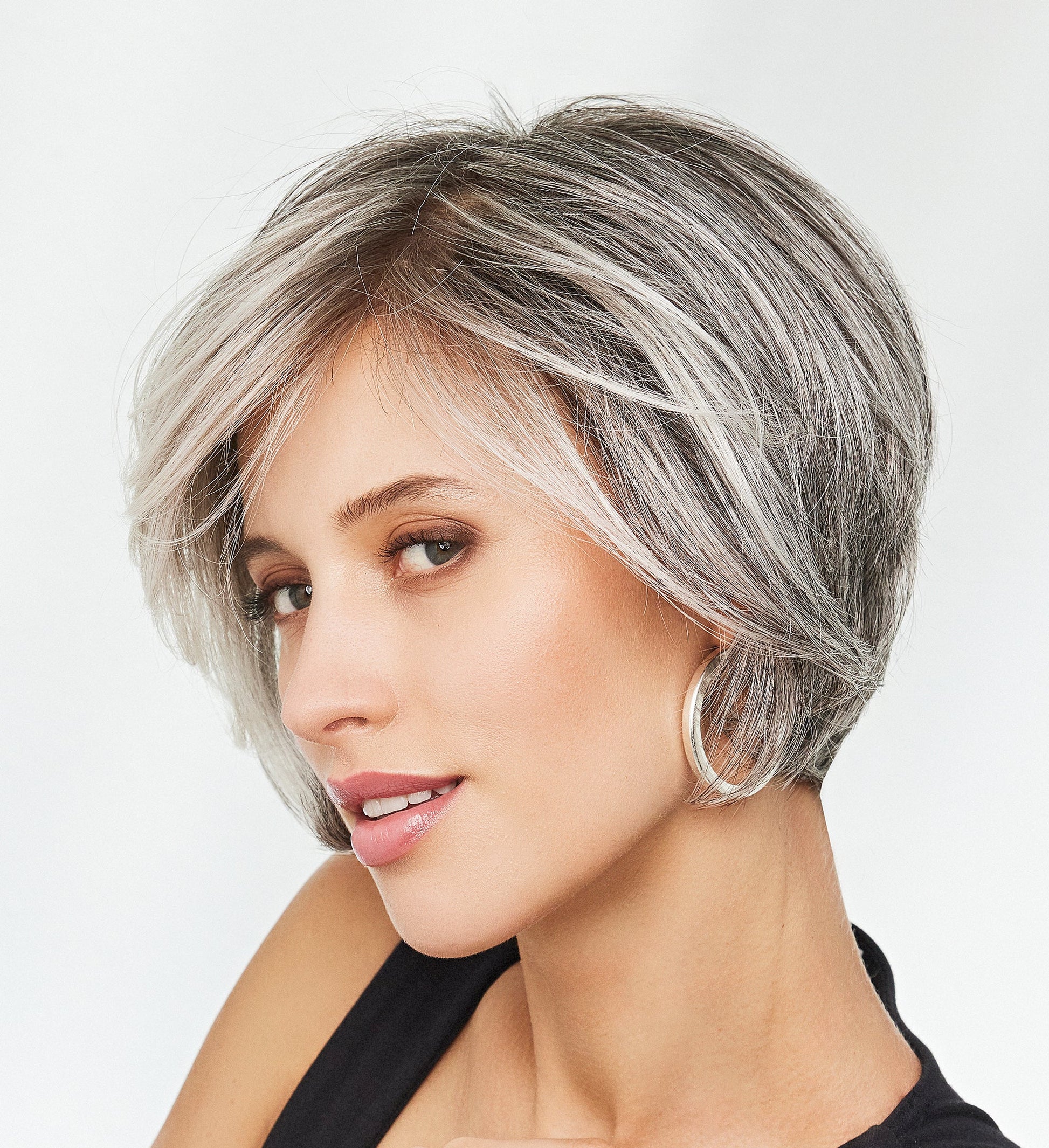 Perruque femme Gisela Mayer Duo Catwalk Mono Lace au rendu ultra naturel. Modèle élégant et confortable, mêlant cheveux naturels Remy Hair et fibres synthétiques résistantes à la chaleur, pour une coiffure harmonieuse et facile à entretenir.