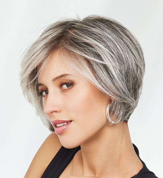 Perruque femme Gisela Mayer Duo Catwalk Mono Lace au rendu ultra naturel. Modèle élégant et confortable, mêlant cheveux naturels Remy Hair et fibres synthétiques résistantes à la chaleur, pour une coiffure harmonieuse et facile à entretenir.