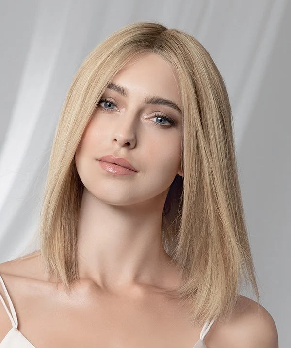 Femme portant la perruque en cheveux naturels Prestige Deluxe d'Ellen Wille, coupe carré long.