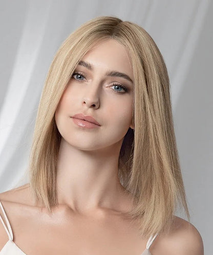 Femme portant la perruque en cheveux naturels Prestige Deluxe d'Ellen Wille, coupe carré long.
