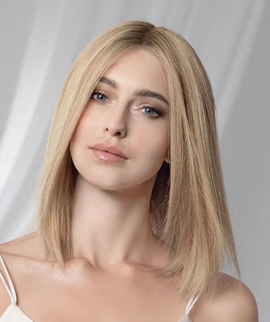 Femme portant la perruque en cheveux naturels Prestige Deluxe d'Ellen Wille, coupe carré long.