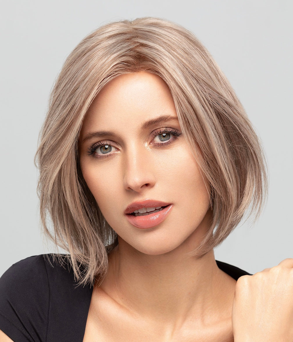 Perruque femme Prime Call Lace de Gisela Mayer, mi-longue en cheveux 100% naturels avec dégradé subtil et volume équilibré.