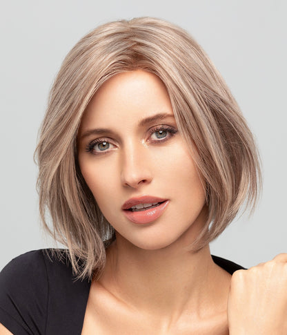 Perruque femme Prime Call Lace de Gisela Mayer, mi-longue en cheveux 100% naturels avec dégradé subtil et volume équilibré.