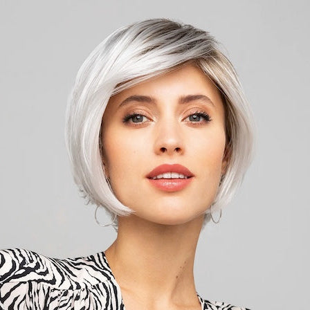 Perruque Salon Style Gisela Mayer wigs, courte lisse, style chic et élégant, féminité et look raffiné