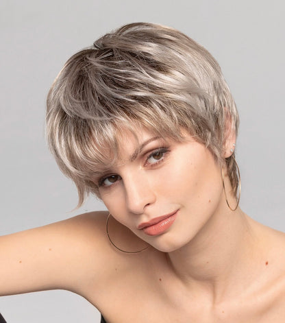 Perruque Giovanna Gisela Mayer, courte et dynamique, style naturel et élégant, look féminin au quotidien