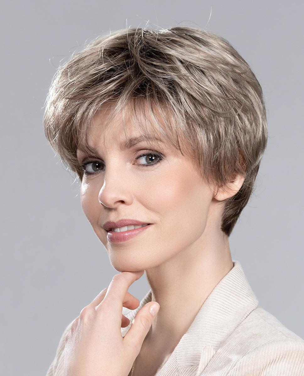 Perruque femme courte Gold Ellen Wille en fibre synthétique, coloris Sand Multi Rooted, pour alopécie et chimiothérapie