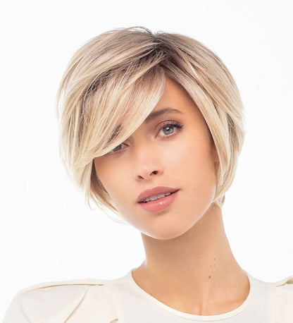 Perruque Hi Flirt Small Gisela Mayer wigs pour femme – coupe courte dégradée et asymétrique, style unique et dynamique, fibre synthétique haut de gamme résistante à la chaleur, adaptée aux petits tours de tête (52-54 cm), confortable et facile à coiffer