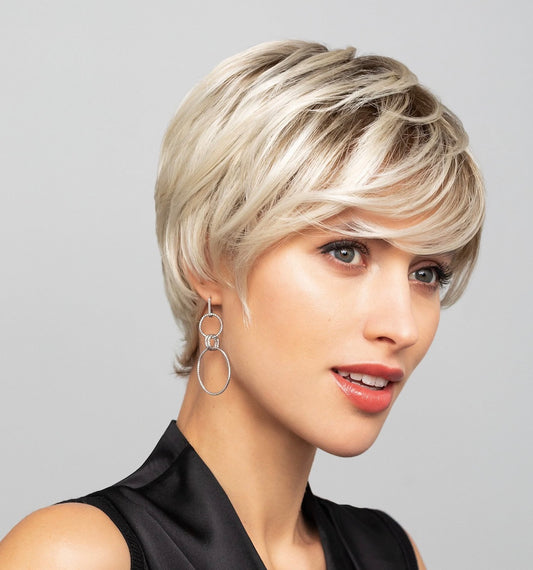 Perruque Leilah Mono Small, coupe courte effilée pour femme, légère et naturelle, idéale en cas d’alopécie, petite taille.