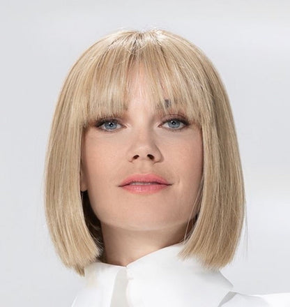 Perruque Miss Comfort de la collection Hair Society d’Ellen Wille, coupe mi-longue avec carré structuré et frange élégante, cheveux lisses et soyeux, en fibre synthétique résistante à la chaleur, idéale pour créer différentes coiffures (brushing, lissage, boucles) jusqu’à 130°C, offrant un look moderne, raffiné et féminin avec du caractère