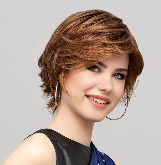 Perruque New Shane Mono Lace Gisela Mayer – coupe courte, style féminin et dynamique, look naturel et facile à coiffer