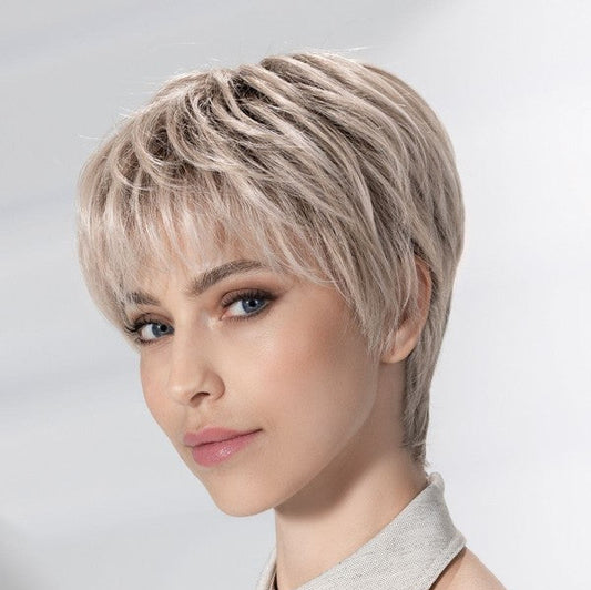 Perruque femme courte Novel Deluxe Ellen Wille en fibre synthétique thermorésistante, coloris Silver Blonde Rooted