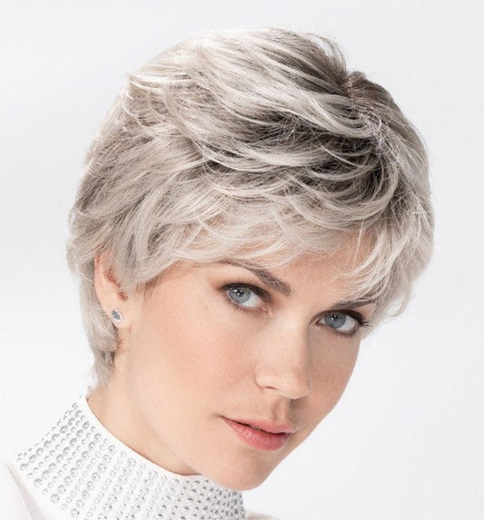 Perruque femme courte Posh Deluxe Ellen Wille en fibre synthétique, coloris Silver Blonde Rooted