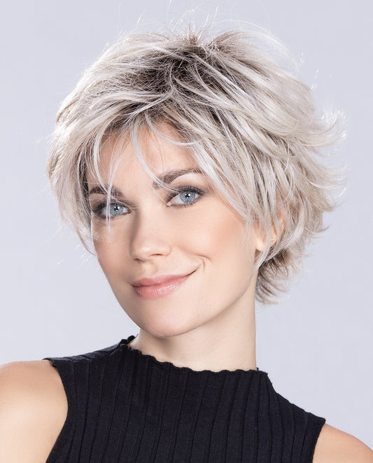 Perruque femme courte Relax Large Ellen Wille en fibre synthétique thermorésistante, coloris Metallic Blonde Rooted
