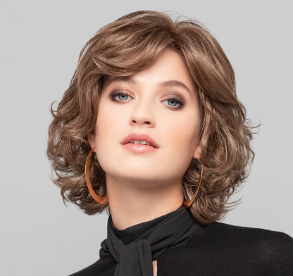 Perruque Sally Mono II Gisela Mayer ondulée, mi-longue, élégante et naturelle pour un style féminin quotidien