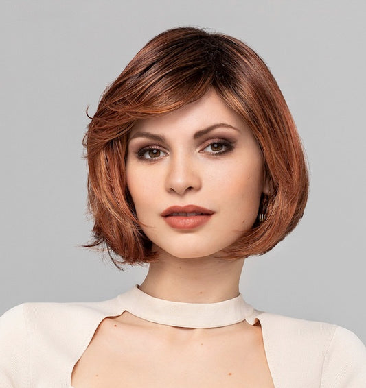 Perruque Super Page Gisela Mayer, coupe courte lisse, style chic et féminin, idéale pour un look moderne et élégant