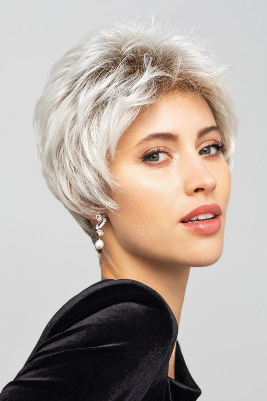 Perruque femme courte Super Roma Gisela Mayer en fibre synthétique, coloris Ash Blond Rooted, pour alopécie et chimiothérapie