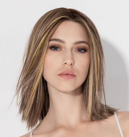 Perruque Treasure Soft de la collection Hair Society Ellen Wille, coupe mi-longue tombant sur les épaules, style élégant et sophistiqué au caractère affirmé, fibre synthétique résistante à la chaleur permettant brushing, boucles ou lissage jusqu’à 130°C.