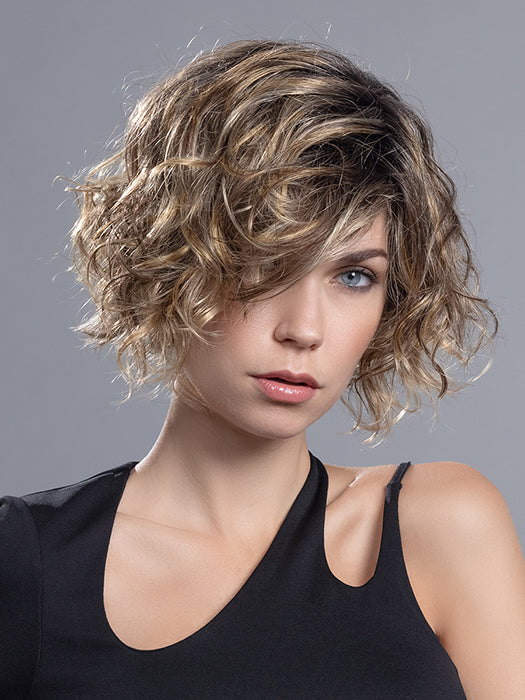 Perruque femme courte Turn Mono Ellen Wille en fibre synthétique, coloris Bernstein Rooted, pour alopécie et chimiothérapie