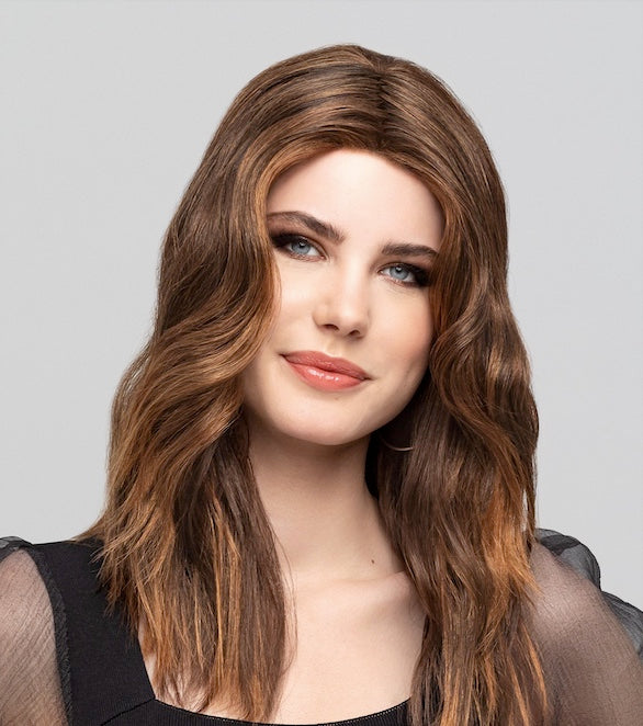Perruque Vision Opéra Lace Part Gisela Mayer, longue wavy, raie au milieu, style moderne et féminité assurée